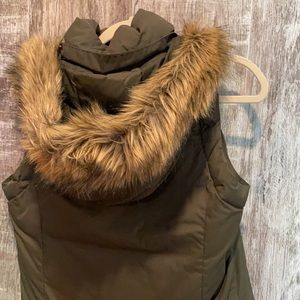 Columbia Puffy sleeveless Jacket with fur trimmed hood